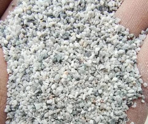 石英砂填充量對足球場人工草坪的影響